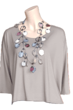 Handgemaakte ketting van natuurlijke materialen. Van vloeibaar rubber